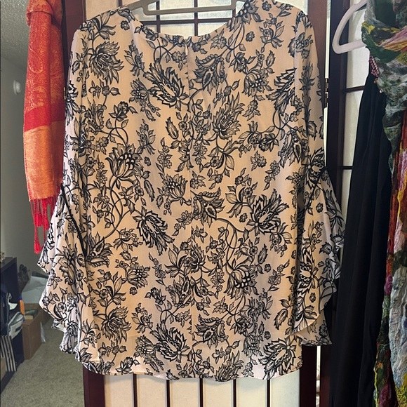 White House Black Market Floral Black & White Women's Top - Picture 4 of 6